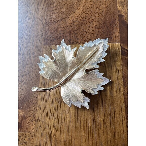 Pair Of Gold/Silver Tone Maple Leaf ClipOn Earrings And Matching Lapel Pin - Picture 2 of 8